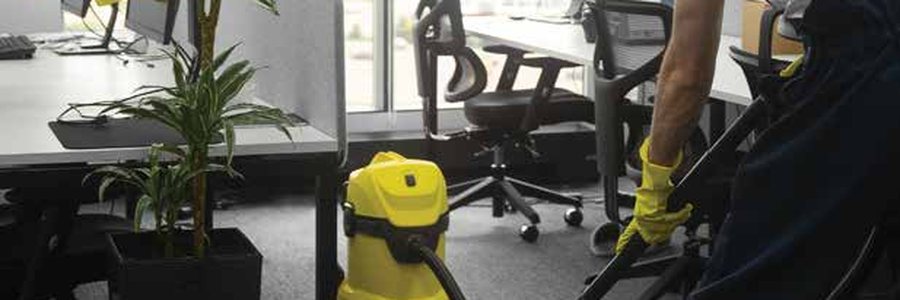 Professional cleaning of a commercial office